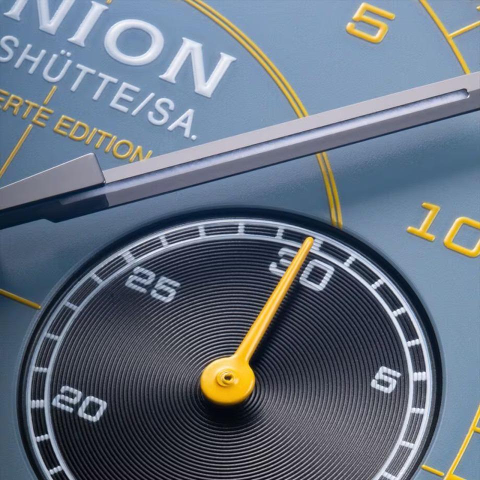 Union Glashütte Belisar Chronograph Speedster 2025 Limited Edition Automatik Edelstahl 44mm blaues Zifferblatt blaues Kautschukband – Herrenuhren Chronograph aus Edelstahl und Kautschuk. Das Gehäuse ist rund und silber. Das Kautschuk / Kunststoff / Silikon Armband ist blau. Das Zifferblatt ist arabisch und blau. – Ansicht 10