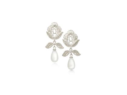 Brigitte Adolph Jewellery Design Wild Rose Drop Ohrhänger Silber mit weißer Perlmutt-Pampel – Ohrschmuck Ohrhänger in silber und aus 925 Silber.