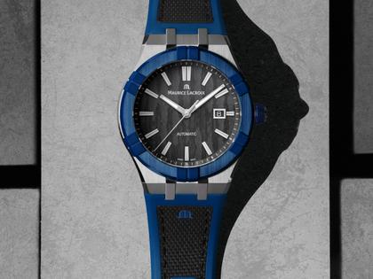 Maurice Lacroix AIKON-IC Automatik Edelstahl 43mm Carbon-Zifferblatt blaues Kautschukband – Herrenuhren Uhr mit Datum aus Carbon, Edelstahl, Kautschuk, Keramik und Leder. Das Gehäuse ist rund und silber. Das Kautschuk / Kunststoff / Silikon Armband ist blau. Das Zifferblatt ist ein Index in schwarz. – Ansicht 2