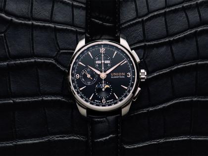 Union Glashütte Belisar Chronograph Mondphase Automatik Edelstahl 42mm schwarzes Zifferblatt schwarzes Lederband – Herrenuhren Chronograph aus Edelstahl. Das Gehäuse ist rund und silber. Das Lederarmband ist schwarz. Das Zifferblatt ist arabisch Index und schwarz. – Ansicht 6