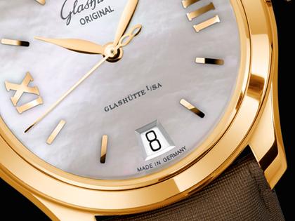 Glashütte Original Lady Serenade Automatik Roségold 36mm Perlmutt-Zifferblatt braunes Textilband – Damenuhren Uhr mit Datum aus 750 Rotgold. Das Gehäuse ist rund und roségold. Das Lederarmband Satin ist braun. Das Zifferblatt ist römisch Index und weiß. – Ansicht 3