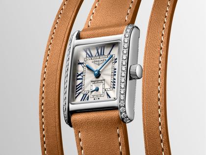 Longines DolceVita   Mini Quarz Edelstahl 22x29mm silbernes Zifferblatt mit Brillanten braunes Lederband – Damenuhren Uhr ohne Datum aus Edelstahl und Leder. Das Gehäuse ist rechteckig und silber. Das Lederarmband ist braun. Das Zifferblatt ist römisch und silber. – Ansicht 2