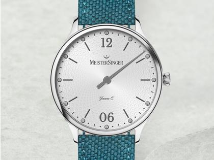 MeisterSinger Yaara Quarz Edelstahl 36mm silbernes Zifferblatt blaues Textilband – Damenuhren Uhr ohne Datum aus Edelstahl. Das Gehäuse ist rund und silber. Das Textilarmband ist blau. Das Zifferblatt ist arabisch Index und silber. – Ansicht 2