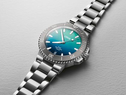 Oris Aquis Great Barrier Reef IV Automatik Edelstahl 43,5mm blaues Zifferblatt Metallband limitiert – Herrenuhren Uhr mit Datum aus Edelstahl und Wolfram. Das Gehäuse ist rund und silber. Das Edelstahlarmband ist silber. Das Zifferblatt ist ein Index in blau. – Ansicht 2