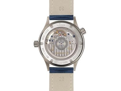 Sinn Spezialuhren 6060 B Frankfurter Weltzeituhr Automatik Edelstahl 38,5mm blaues Zifferblatt Metallband – Herrenuhren Uhr mit Datum aus Edelstahl und Leder. Das Gehäuse ist rund und silber. Das Edelstahlarmband ist silber. Das Zifferblatt ist arabisch Index und blau. – Ansicht 3