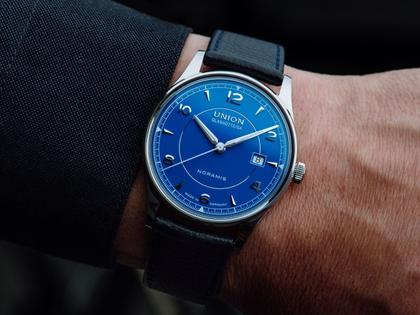Union Glashütte Noramis  Datum Automatik Edelstahl 40mm blaues Zifferblatt blaues Lederband – Herrenuhren Uhr mit Datum aus Edelstahl. Das Gehäuse ist rund und silber. Das Lederarmband ist blau. Das Zifferblatt ist ein Index in blau. – Ansicht 2