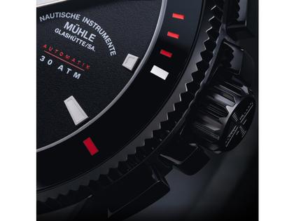 Mühle Glashütte Sportivo Power Chronograph First Edition Automatik Edelstahl Schwarz-IP 42,5mm schwarzes Zifferblatt schwarzes Leder-Kautschukband limitiert – Herrenuhren Chronograph aus Edelstahl, IP beschichtet, Keramik und Leder. Das Gehäuse ist rund und schwarz. Das Lederarmband ist schwarz. Das Zifferblatt ist ein Index in schwarz. – Ansicht 4