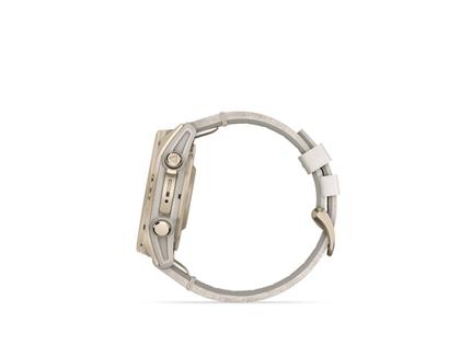Garmin fenix 8 43mm AMOLED faserverstärktes Polymer Edelstahl softgold beschichtet kalksteinfarbenes Lederband – Damenuhren Uhr Multifunktion aus DLC beschichtet und Edelstahl. Das Gehäuse ist rund und beige. Das Lederarmband ist beige. Das Zifferblatt ist digital und schwarz. – Ansicht 4