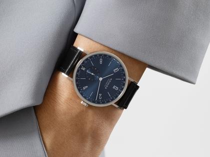 Nomos Glashütte Tangente 2date Handaufzug Edelstahl 38mm blaues Zifferblatt schwarzes Lederband Glasboden – Herrenuhren Uhr mit Datum aus Edelstahl und Leder. Das Gehäuse ist rund und silber. Das Lederarmband ist schwarz. Das Zifferblatt ist arabisch Index und blau. – Ansicht 10