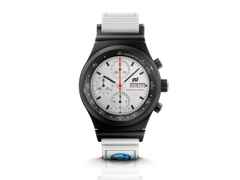 Porsche Design Chronograph 1 - F.A.T. 2025 Edition – Herrenuhren Chronograph aus Titan und Titancarbid beschichtet. Das Gehäuse ist rund und schwarz. Das Titanarmband ist schwarz. Das Zifferblatt ist ein Index in weiß. – Ansicht 2