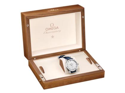 Omega Constellation Observatory Automatik Weißgold 39mm silbernes Zifferblatt blaues Lederband – Herrenuhren Uhr ohne Datum aus 750 Weißgold, Edelstahl und Leder. Das Gehäuse ist rund und silber. Das Lederarmband Kroko / Alligator ist blau. Das Zifferblatt ist ein Index in silber. – Ansicht 4