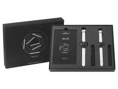Junghans Max Bill Edition 2020 Set Chronograph und kleine Automatik – Herrenuhren Chronograph aus Edelstahl. Das Gehäuse ist rund und schwarz. Das Lederarmband ist weiß. Das Zifferblatt ist arabisch Index und schwarz.