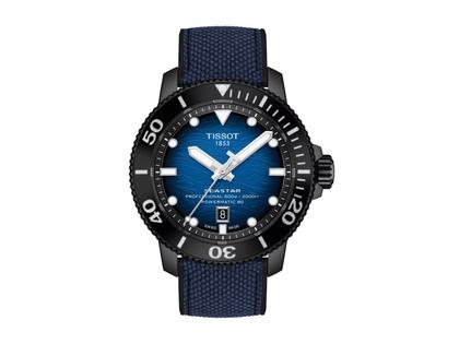 Tissot Seastar 2000 Professional Powermatic 80 Edelstahl 46mm dunkelblaues Zifferblatt schwarzes Textilband – Herrenuhren Uhr mit Datum aus Edelstahl, Kautschuk, Keramik, Leder und PVD beschichtet. Das Gehäuse ist rund und schwarz. Das Textilarmband ist schwarz. Das Zifferblatt ist ein Index in blau.