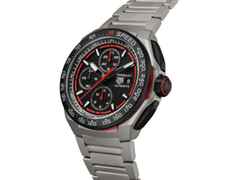 TAG Heuer Formula 1 Chronograph Automatik Titan 44mm schwarzes Zifferblatt Titanband – Herrenuhren Chronograph aus Aluminium, DLC beschichtet, Kautschuk und Titan. Das Gehäuse ist rund und grau. Das Titanarmband ist grau. Das Zifferblatt ist ein Index in schwarz. – Ansicht 2