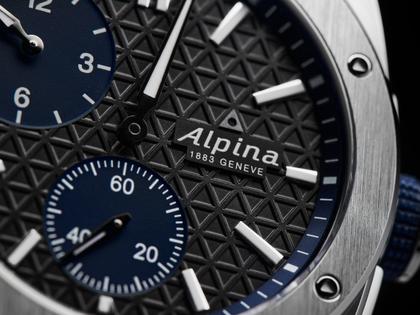 Alpina Alpiner Extreme Regulator Automatik Edelstahl 41mm graues Zifferblatt blaues Kautschukband – Herrenuhren Uhr ohne Datum aus Edelstahl und Kautschuk. Das Gehäuse ist rund und silber. Das Kautschuk / Kunststoff / Silikon Armband ist blau. Das Zifferblatt ist ein Index in grau. – Ansicht 6