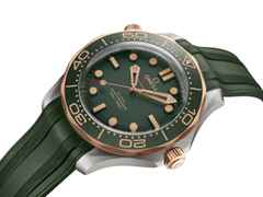 Omega Seamaster Diver 300M Automatik Titan 42mm grünes Zifferblatt grünes Kautschukband – Herrenuhren Uhr ohne Datum aus 375 Gelbgold, Aluminium, Bronze, Kautschuk und Titan. Das Gehäuse ist rund und silber. Das Kautschuk / Kunststoff / Silikon Armband ist grün. Das Zifferblatt ist ein Index in grün. – Ansicht 2
