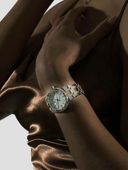 Maurice Lacroix Aikon Quarz Edelstahl 35mm weißes Zifferblatt zweifarbiges Metallband – Damenuhren Uhr mit Datum aus Edelstahl, PVD beschichtet und vergoldet. – Ansicht 3