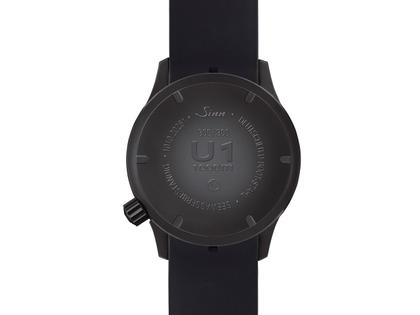 Sinn Spezialuhren U1 S L Automatik U-Boot-Stahl 44mm weißes Zifferblatt schwarzes Kautschukband limitiert – Herrenuhren Uhr ohne Datum aus Edelstahl, Kautschuk, Metall und PVD beschichtet. Das Gehäuse ist rund und schwarz. Das Kautschuk / Kunststoff / Silikon Armband ist schwarz. Das Zifferblatt ist ein Index in weiß. – Ansicht 2