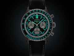 Breitling Navitimer B01 Chronograph 43 Titan Aston Martin Aramco Formula ONE™ Team Limited Edition – Herrenuhren Chronograph aus Titan. Das Gehäuse ist rund und silber. Das Lederarmband ist anthrazit. Das Zifferblatt ist ein Index in anthrazit. – Ansicht 6