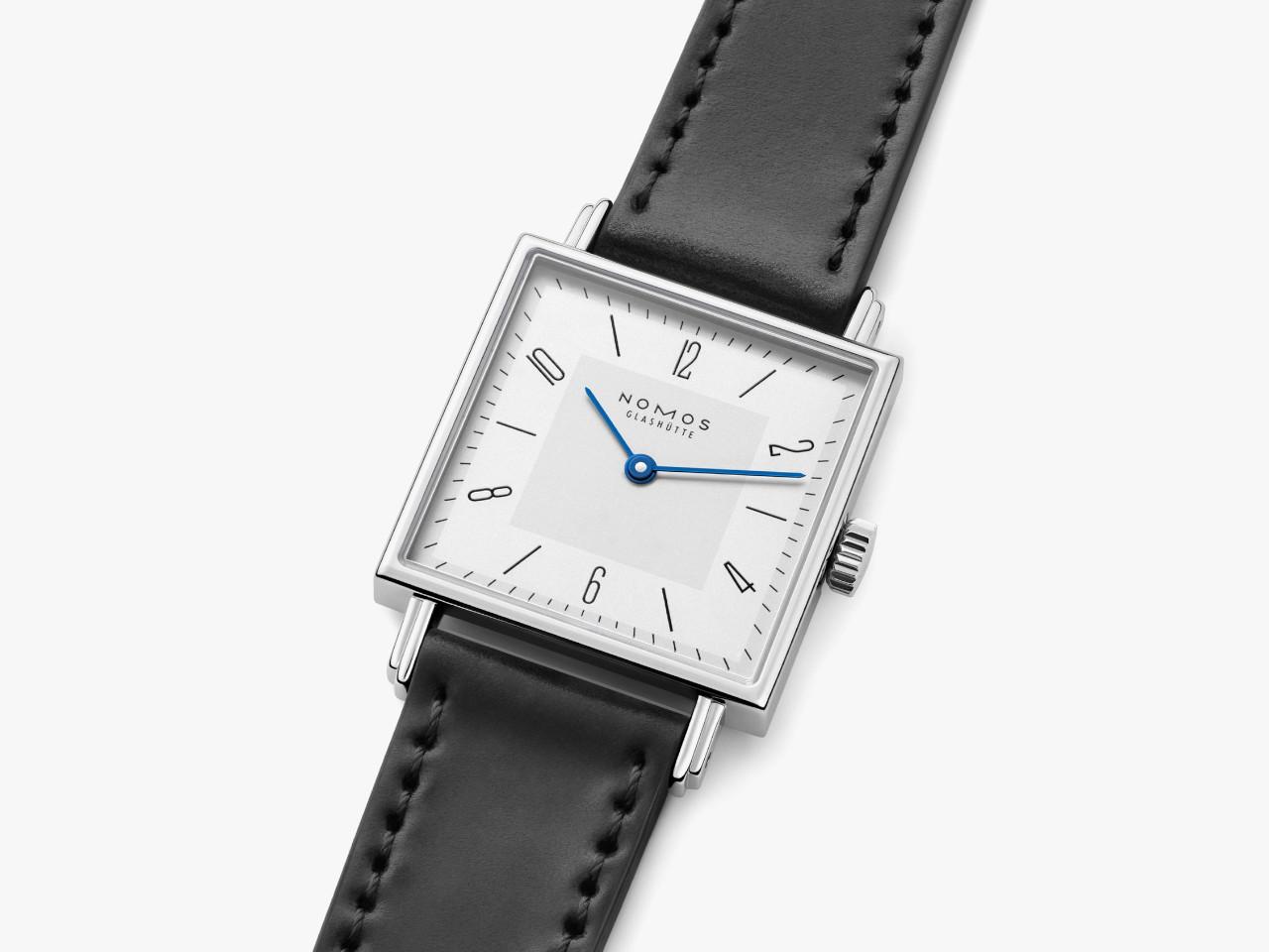 Nomos Glashütte Tetra 27 Duo Handaufzug Edelstahl 27mm weißes Zifferblatt schwarzes Lederband Glasboden – Damenuhren Uhr ohne Datum aus Edelstahl und Leder. Das Gehäuse ist quadratisch und silber. Das Lederarmband ist schwarz. Das Zifferblatt ist arabisch Index und weiß. – Ansicht 5