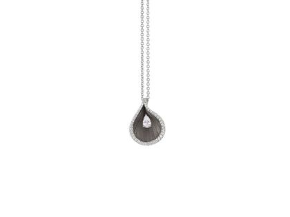 Cammilli Firenze Premiere Kette mit Anhänger Black Lava 42cm mit Brillanten 0,220ct – Halsschmuck Kette mit Anhänger in silber und aus 750 Weißgold.