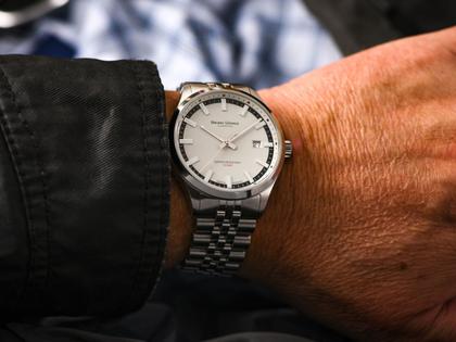 Bruno Söhnle Glashütte Turin Automatik Edelstahl 39,5mm hellgraues Zifferblatt Metallband – Herrenuhren Uhr mit Datum aus Edelstahl. Das Gehäuse ist rund und silber. Das Edelstahlarmband ist silber. Das Zifferblatt ist ein Index in grau. – Ansicht 6