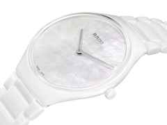Rado True Thinline X Great Gardens of the World - Chapter 9 "Araukarie" Automatik Hightech-Keramik weiß – Damenuhren Uhr ohne Datum aus Keramik und Titan. Das Gehäuse ist rund und weiß. Das Keramikarmband ist weiß. Das Zifferblatt ist ohne Zeichen und weiß. – Ansicht 2