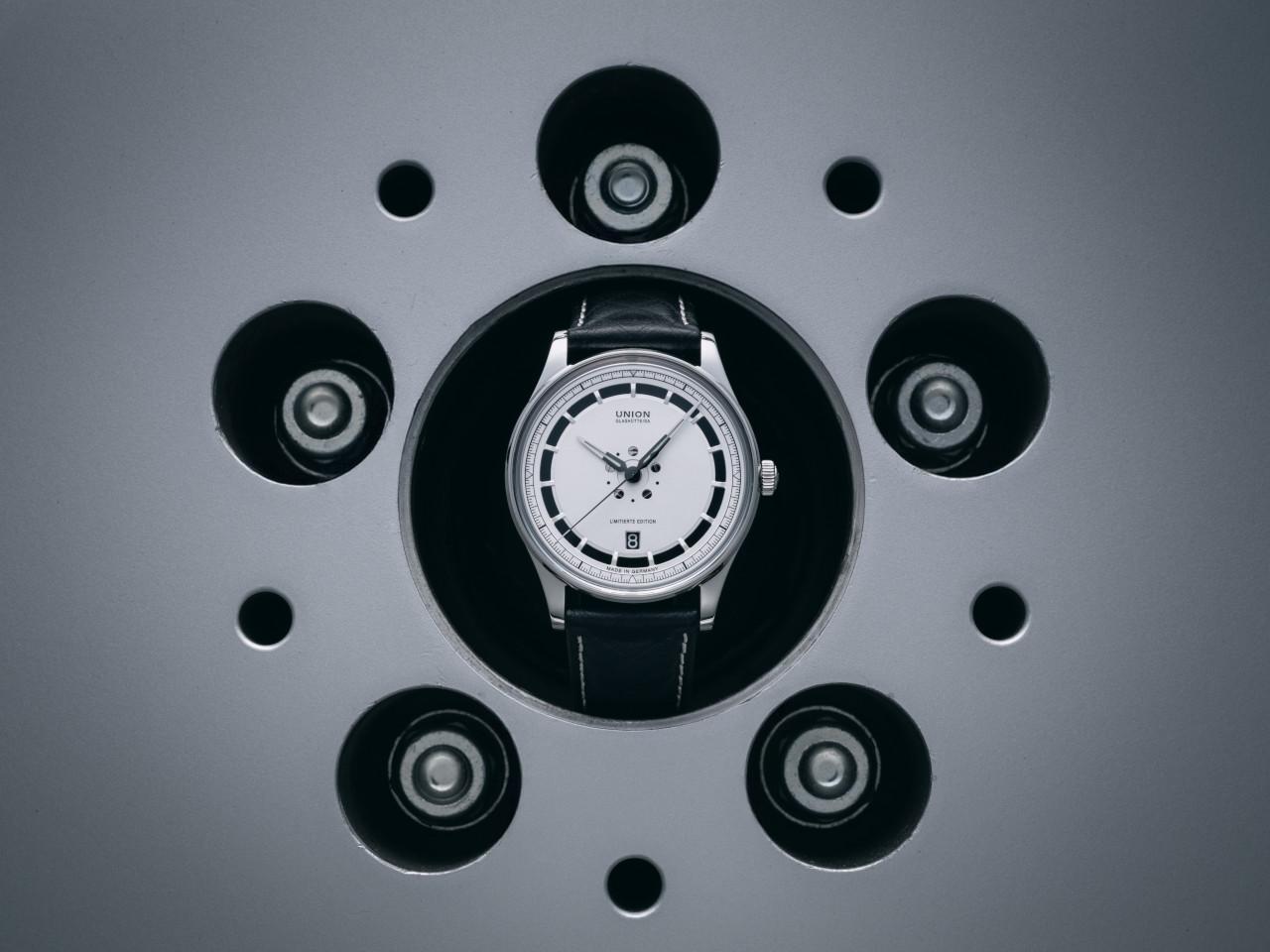 Union Glashütte Noramis Datum Deutschland Klassik 2025 Limitierte Edition Automatik Edelstahl 40mm Felgendesign Zifferblatt schwarzes Lederband – Herrenuhren Uhr mit Datum aus Edelstahl und Leder. Das Gehäuse ist rund und silber. Das Lederarmband ist schwarz. Das Zifferblatt ist ohne Zeichen und schwarz. – Ansicht 8