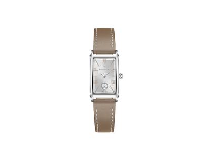 Hamilton Ardmore Quartz Edelstahl 19x27mm silbernes Zifferblatt braunes Lederband – Damenuhren Uhr ohne Datum aus Edelstahl. Das Gehäuse ist rechteckig und silber. Das Lederarmband ist braun. Das Zifferblatt ist römisch und silber.