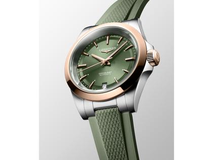 Longines Conquest Automatik Edelstahl 34mm grünes Zifferblatt grünes Kautschukband – Damenuhren Uhr mit Datum aus 750 Rotgold und Edelstahl. Das Gehäuse ist rund und silber. Das Kautschuk / Kunststoff / Silikon Armband ist grün. Das Zifferblatt ist ein Index in grün. – Ansicht 2