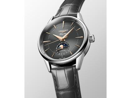 Longines Flagship Heritage Automatik Edelstahl 38,5mm graues Zifferblatt graues Lederband – Herrenuhren Uhr mit Datum aus Edelstahl und Leder. Das Gehäuse ist rund und silber. Das Lederarmband Kroko / Alligator ist grau. Das Zifferblatt ist ein Index in grau. – Ansicht 2