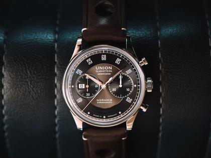 Union Glashütte Noramis Chronograph Sachsen Classic 2022 Limited Edition Automatik Edelstahl 42mm graues Zifferblatt braunes Lederband – Herrenuhren Chronograph aus Edelstahl. Das Gehäuse ist rund und silber. Das Lederarmband ist braun. Das Zifferblatt ist arabisch Index und grau. – Ansicht 8