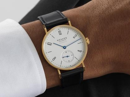 Nomos Glashütte Tangente Gold Neomatik Automatik Gelbgold 35mm weißes Zifferblatt schwarzes Lederband – Damenuhren Uhr ohne Datum aus 750 Gelbgold und Leder. Das Gehäuse ist rund und gelbgold. Das Lederarmband ist schwarz. Das Zifferblatt ist arabisch Index und weiß. – Ansicht 7