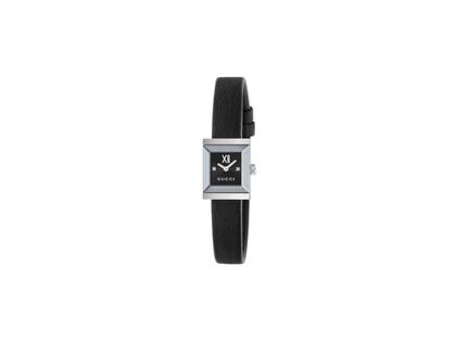 Gucci G-Frame Quarz Edelstahl 14x18mm schwarzes Zifferblatt schwarzes Lederband YA128538 – Damenuhren Uhr ohne Datum aus Edelstahl. Das Gehäuse ist quadratisch und silber. Das Lederarmband ist schwarz. Das Zifferblatt ist ein Index in schwarz.