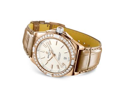 Breitling Super Chronomat Automatic 38 Origins Rotgold beiges Zifferblatt beiges Lederband – Damenuhren Uhr mit Datum aus 750 Rotgold, Keramik und Leder. Das Gehäuse ist rund und roségold. Das Lederarmband Kroko / Alligator ist braun. Das Zifferblatt ist ein Index in beige. – Ansicht 3