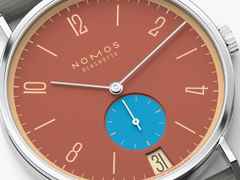Nomos Glashütte Tangente 38 Datum "175 Years Watchmaking - Ziegelblau" Handaufzug Edelstahl rotes Zifferblatt graues Textilband Glasboden – Herrenuhren Uhr mit Datum aus Edelstahl. Das Gehäuse ist rund und silber. Das Textilarmband ist grau. Das Zifferblatt ist arabisch Index und rot. – Ansicht 4