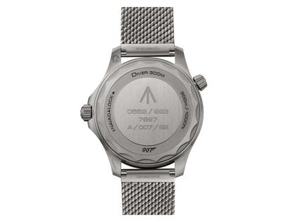Omega Seamaster Diver 300M "007 Edition" Automatik Titan 42mm braunes Zifferblatt Titanband – Herrenuhren Uhr ohne Datum aus Aluminium und Titan. Das Gehäuse ist rund und grau. Das Titanarmband ist grau. Das Zifferblatt ist ein Index in braun. – Ansicht 2