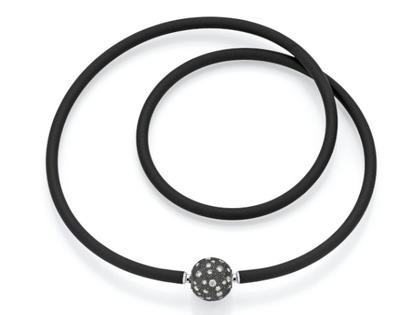 Jörg Heinz Kautschukschnur Schwarz Weißgold mit Wechselschließenfunktion – Halsschmuck Collierkette in schwarz und aus 750 Weißgold und Kautschuk. – Ansicht 2