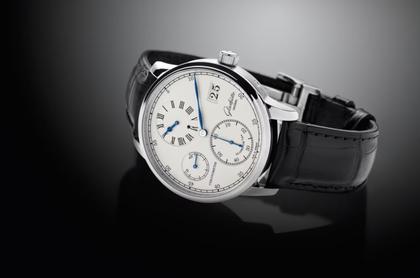 Glashütte Original Senator Chronometer Regulator Handaufzug Weißgold 42mm silbernes Zifferblatt schwarzes Lederband – Herrenuhren Uhr ohne Datum aus 750 Weißgold. Das Gehäuse ist rund und silber. Das Lederarmband Kroko / Alligator ist schwarz. Das Zifferblatt ist römisch und silber. – Ansicht 2
