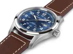Hamilton Khaki Field Automatik Edelstahl 42mm blaues Zifferblatt braunes Lederband – Herrenuhren Uhr ohne Datum aus Edelstahl und Leder. Das Gehäuse ist rund und silber. Das Lederarmband ist braun. Das Zifferblatt ist arabisch und blau. – Ansicht 3