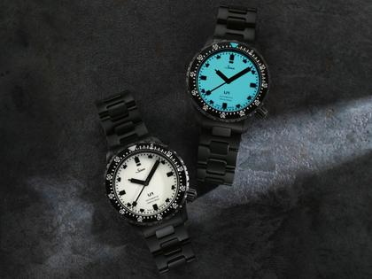 Sinn Spezialuhren U1 S L Automatik U-Boot-Stahl 44mm weißes Zifferblatt schwarzes Kautschukband limitiert – Herrenuhren Uhr ohne Datum aus Edelstahl, Kautschuk, Metall und PVD beschichtet. Das Gehäuse ist rund und schwarz. Das Kautschuk / Kunststoff / Silikon Armband ist schwarz. Das Zifferblatt ist ein Index in weiß. – Ansicht 5