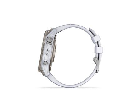 Garmin epix Pro Sapphire Titan 51 mm Kautschukband steinweiß – Herrenuhren Uhr Multifunktion aus DLC beschichtet, Kautschuk und Titan. Das Gehäuse ist rund und weiß. Das Kautschuk / Kunststoff / Silikon Armband ist weiß. Das Zifferblatt ist digital und schwarz. – Ansicht 5