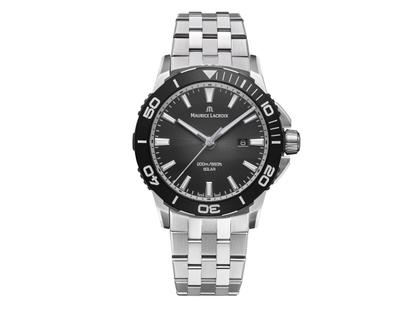 Maurice Lacroix Pontos S Solar Date Quarz Edelstahl 42mm schwarzes Zifferblatt Metallband – Herrenuhren Uhr mit Datum aus Aluminium und Edelstahl. Das Gehäuse ist rund und silber. Das Edelstahlarmband ist silber. Das Zifferblatt ist ein Index in schwarz.