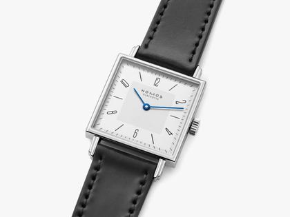 Nomos Glashütte Tetra 27 Duo Handaufzug Edelstahl 27mm weißes Zifferblatt schwarzes Lederband Stahlboden – Damenuhren Uhr ohne Datum aus Edelstahl und Leder. Das Gehäuse ist quadratisch und silber. Das Lederarmband ist schwarz. Das Zifferblatt ist arabisch Index und weiß. – Ansicht 5