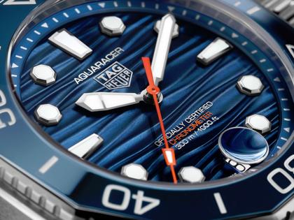 TAG Heuer Aquaracer Professional 300 Date Automatik Edelstahl 42mm blaues Zifferblatt Metallband – Herrenuhren Uhr mit Datum aus Edelstahl und Keramik. Das Gehäuse ist rund und silber. Das Edelstahlarmband ist silber. Das Zifferblatt ist ein Index in blau. – Ansicht 4