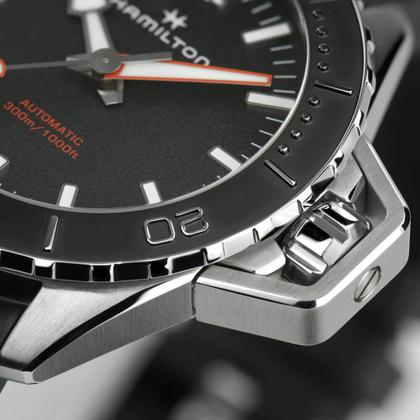 Hamilton Khaki Navy Frogman Automatik Edelstahl 46mm schwarzes Zifferblatt Kautschukband – Herrenuhren Uhr ohne Datum aus Edelstahl und Kautschuk. Das Gehäuse ist rund und silber. Das Kautschuk / Kunststoff / Silikon Armband ist schwarz. Das Zifferblatt ist arabisch Index und schwarz. – Ansicht 4