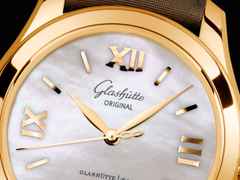 Glashütte Original Lady Serenade Automatik Roségold 36mm Perlmutt-Zifferblatt braunes Textilband – Damenuhren Uhr mit Datum aus 750 Rotgold. Das Gehäuse ist rund und roségold. Das Lederarmband Satin ist braun. Das Zifferblatt ist römisch Index und weiß. – Ansicht 2