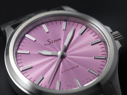 Sinn Spezialuhren 556 Malve Automatik Edelstahl 38,5mm rosa Zifferblatt Metallband limitiert – Damenuhren Uhr ohne Datum aus Edelstahl. Das Gehäuse ist rund und silber. Das Edelstahlarmband ist silber. Das Zifferblatt ist ein Index in rosa. – Ansicht 4