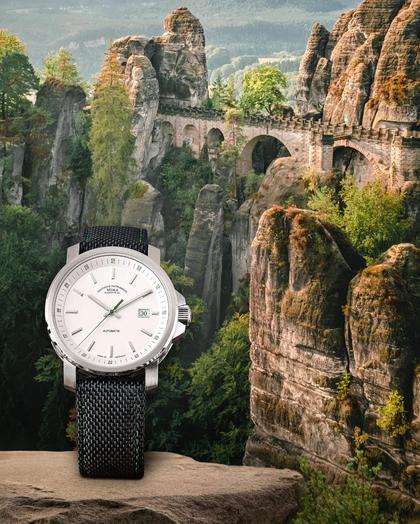 Mühle Glashütte 29er Big Edition Sachsen Automatik Edelstahl 42,4mm weißes Zifferblatt schwarzes Canvasband – Herrenuhren Uhr mit Datum aus Edelstahl und Leder. Das Gehäuse ist rund und silber. Das Textilarmband ist schwarz. Das Zifferblatt ist ein Index in weiß. – Ansicht 5