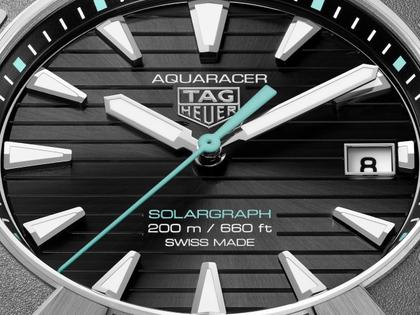 TAG Heuer Aquaracer Professional 200 Solargraph Quarz Titan 40mm schwarzes Zifferblatt Metallband – Herrenuhren Uhr mit Datum aus Titan. Das Gehäuse ist rund und grau. Das Titanarmband ist grau. Das Zifferblatt ist ein Index in schwarz. – Ansicht 2